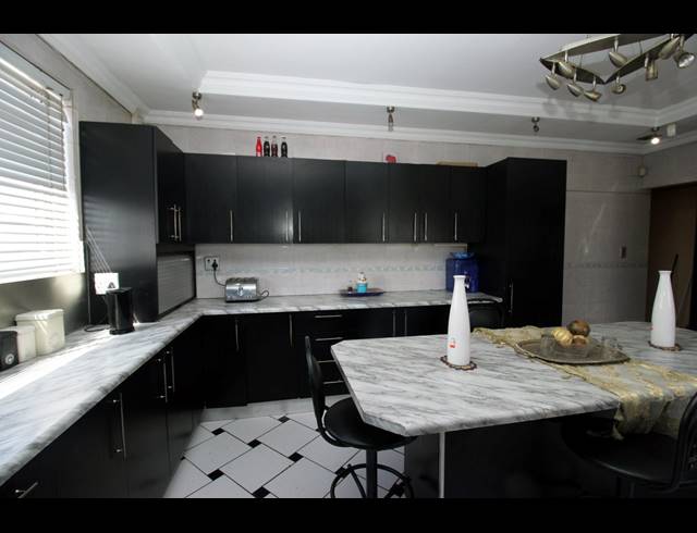 6 BEDROOM FREESTANDING FOR SALE IN TUSCANY GLEN